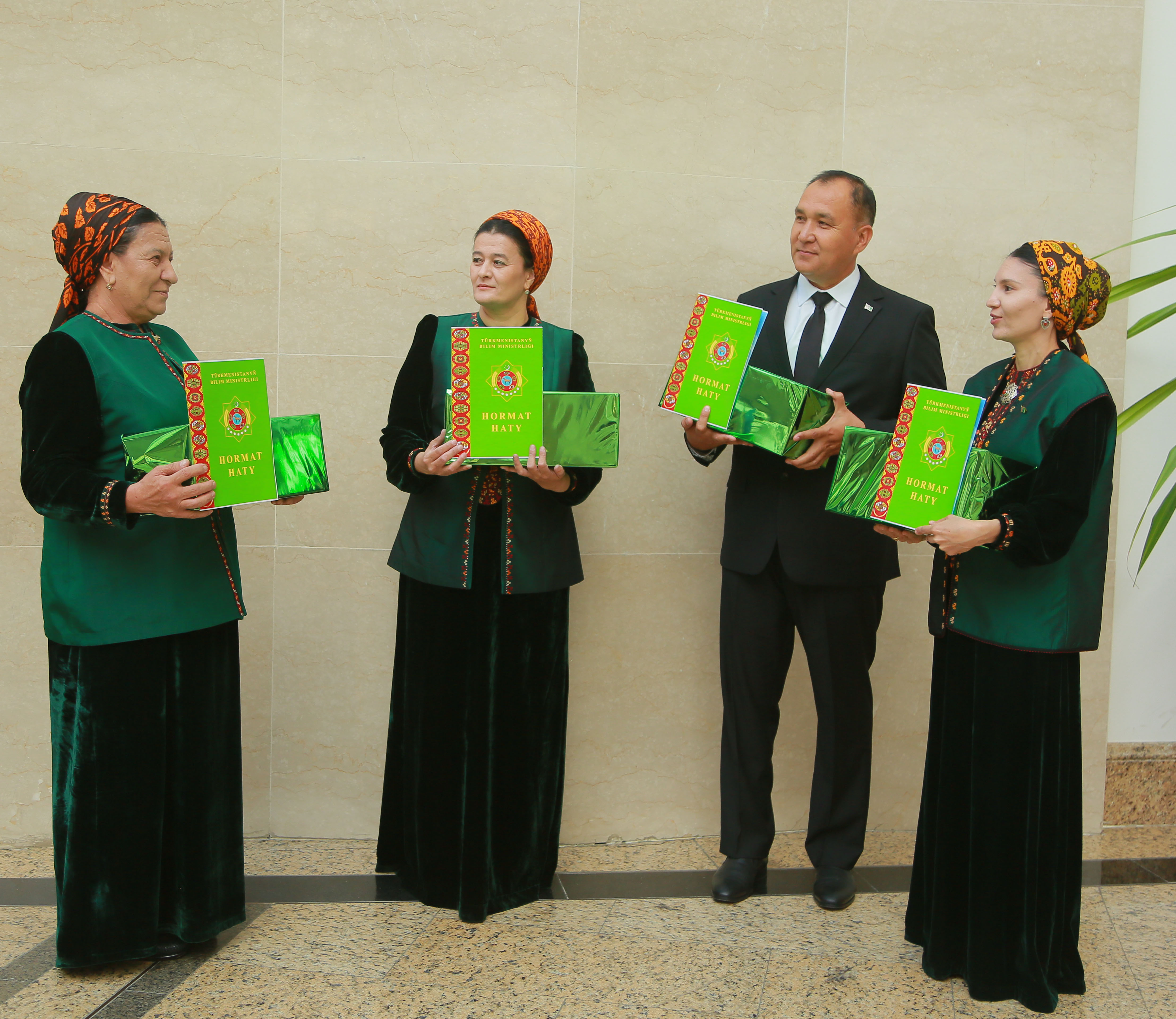 ÝOKARY OKUW MEKDEBIMIZIŇ  MUGALLYMLARY  DÖWLET SYLAGYNA  MYNASYP  BOLDULAR